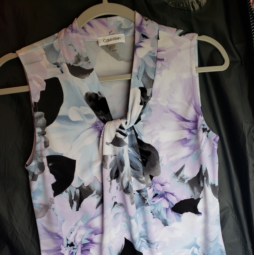 Calvin klein sleeveless tie front blouse, size xs, blue purple black floral.